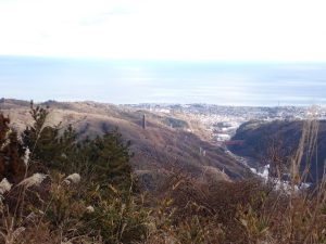 ３）中央に折れた大煙突(神峰山頂からの展望)